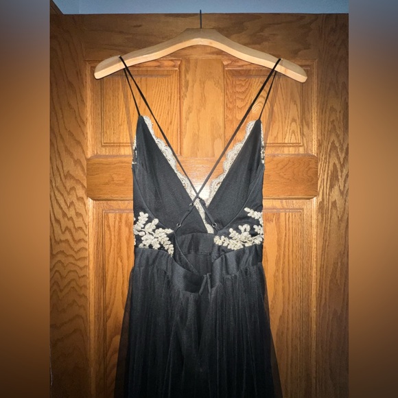 Windsor double slit gold and black tulle fabric - Picture 4 of 6